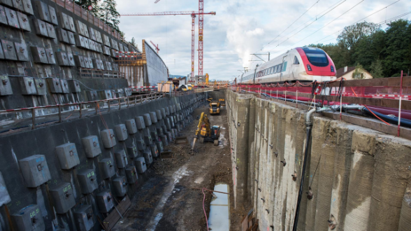 Un treno passa accanto al cantiere della galleria dell’Eppenberg.